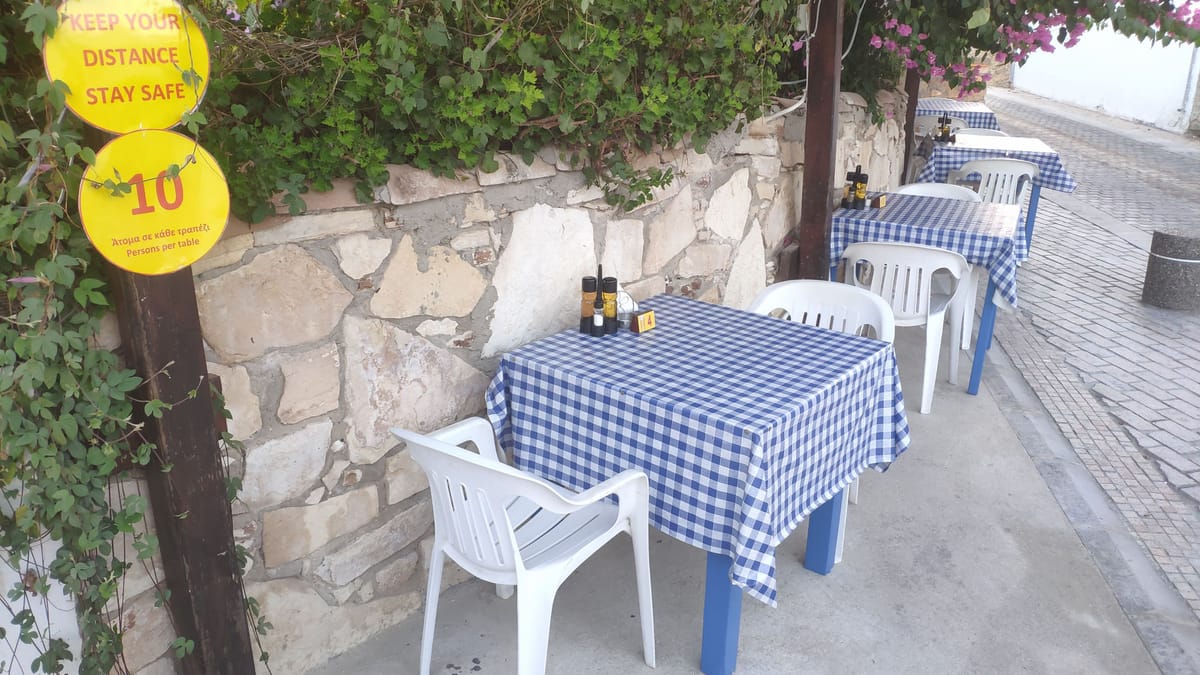 Sitzplätze in der Taverne